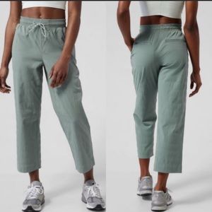 NWT Athleta Trekkie Straight Crop